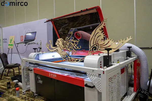 یک دستگاه حکاکی لیزری پیشرفته در حال ایجاد طرحی دقیق روی یک سطح فلزی در یک کارگاه صنعتی