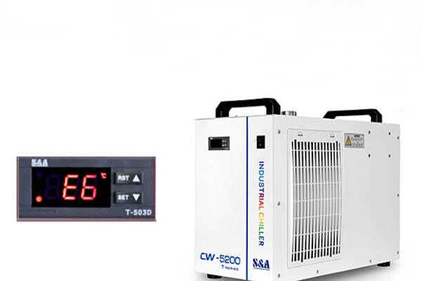 یک دستگاه چیلر لیزر CO2 صنعتی در کنار دستگاه برش لیزر