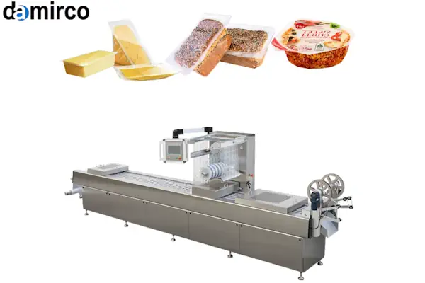 نمای نزدیک از عملکرد دستگاه فرم فیل سیل اتوماتیک در حال بسته‌بندی محصولات پودری در یک خط تولید پیشرفته.