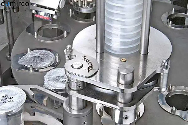 تصویر یک دستگاه فرم فیل سیل لیوانی در حال بسته بندی ماست در یک کارخانه