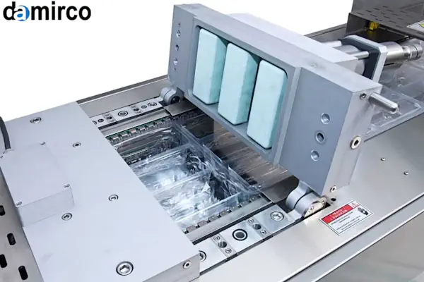 تصویر یک دستگاه فرم فیل سیل افقی در حال بسته بندی بیسکویت‌های تک عددی