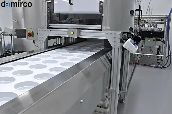 نمایی از یک دستگاه فرم فیل سیل صنعتی پیشرفته در حال بسته‌بندی محصولات با بررسی دقیق عوامل موثر بر قیمت آن