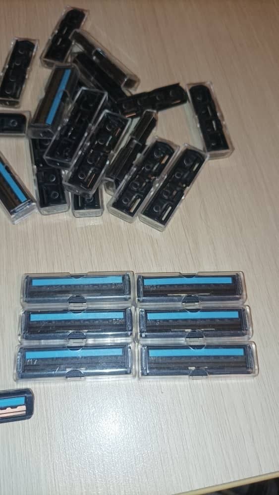 تصویر دو فروش عمده سر تیغ ژیلت از کارخانه