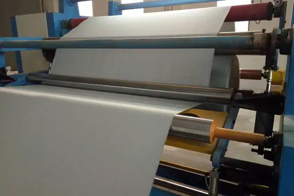 عکس کاغذ سنباده خاکستری چند متری دردستگاه تولید کاغذ سنباده