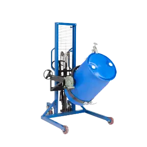 عکس یک مرد در حال کنترل دستگاه بشکه گردان حامل بشکه فلزی