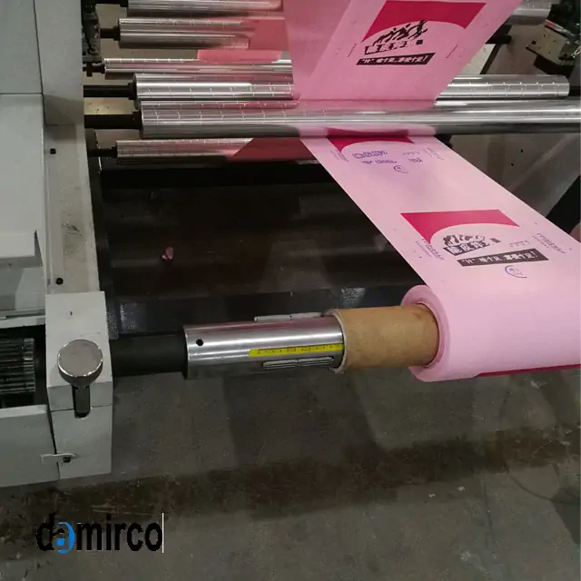 دستگاه چاپ فلکسو تک رنگ در حال چاپ