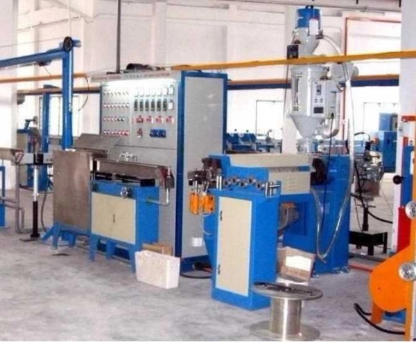 عکس ماشین آلات سیم و کابل در کارخانه