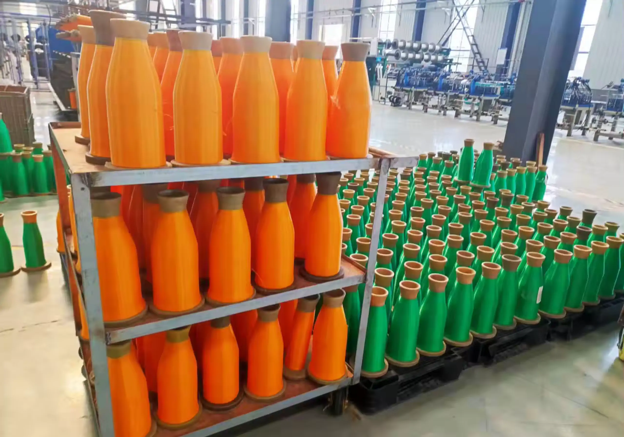عکس نخ در محیط کارخانه به رنگ نارنجی و سبز تولید شده با خط تولید نخ پلی اتیلن